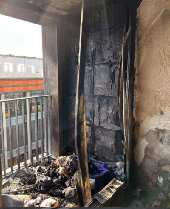 Encadrement de fenêtre d’un appartement entièrement ravagé après un incendie