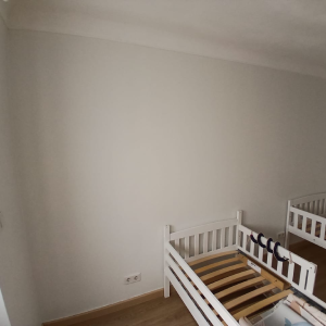 Mur rénové dans une chambre d'enfant après une infiltration d'eau