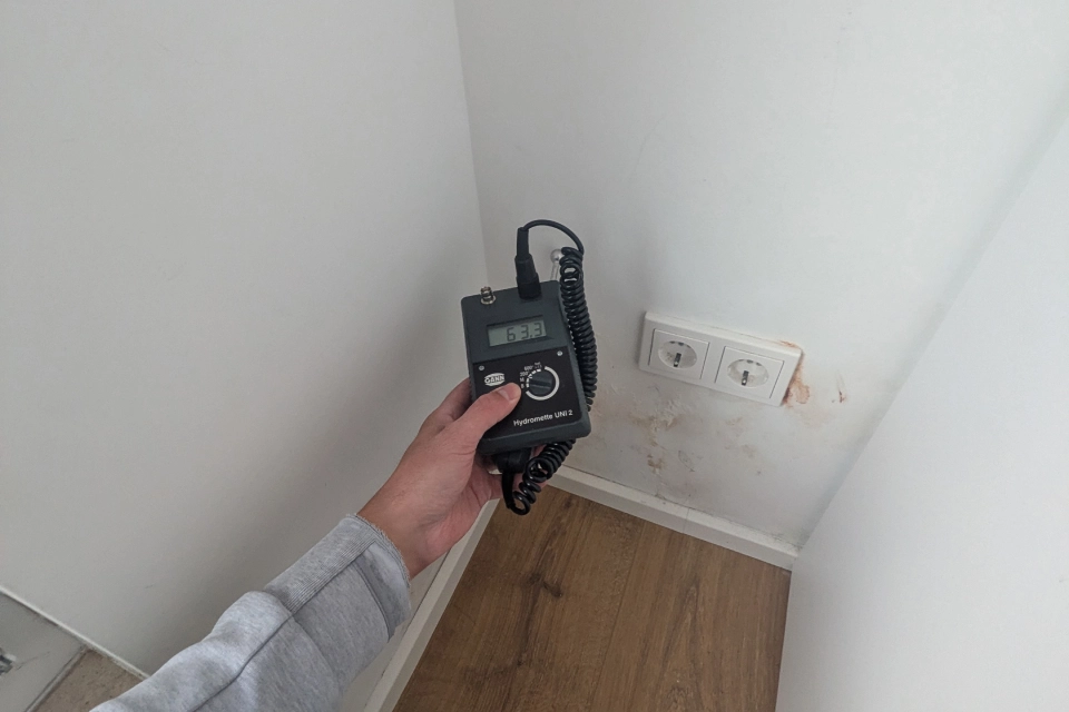 Un humidimètre est utilisé pour mesurer le taux d'humidité présent dans un mur lors d'un diagnostic d'humidité.