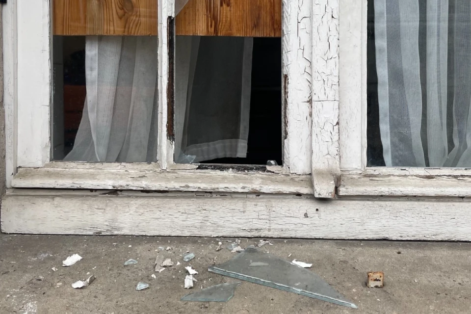 Vitre cassée après un acte de vandalisme ou une effraction dans une habitation.