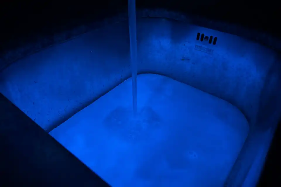 Lampe UV et colorant fluorescent utilisés pour détecter et localiser les fuites invisibles