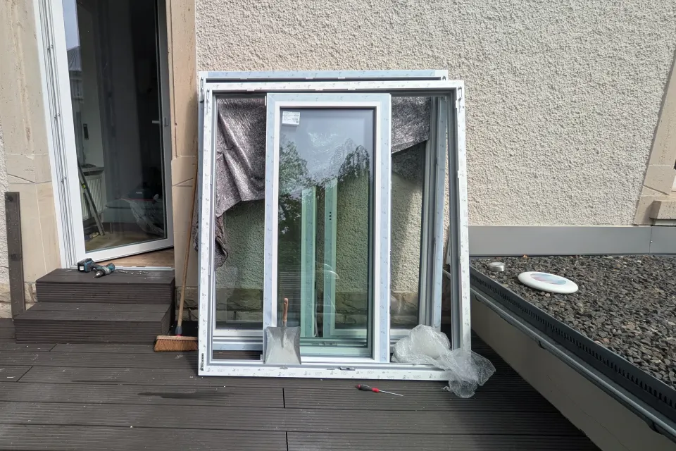 Installation et remplacement de fenêtres, portes-fenêtres et baies coulissantes pour améliorer l'isolation thermique, l'isolation acoustique, la sécurité et le confort du logement.