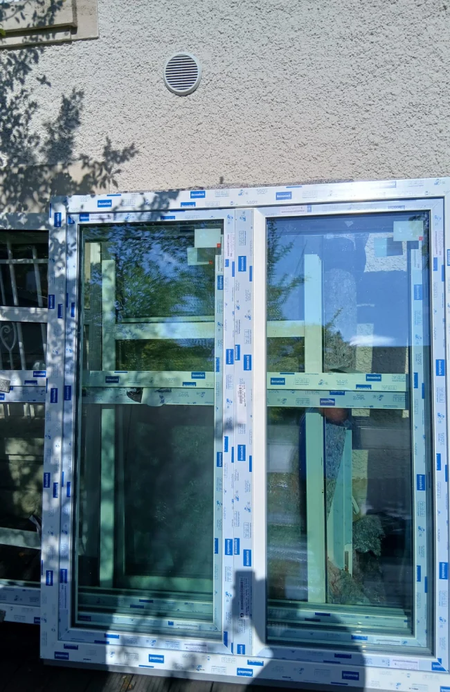 Pose de fenêtres à double ou triple vitrage pour améliorer l'isolation