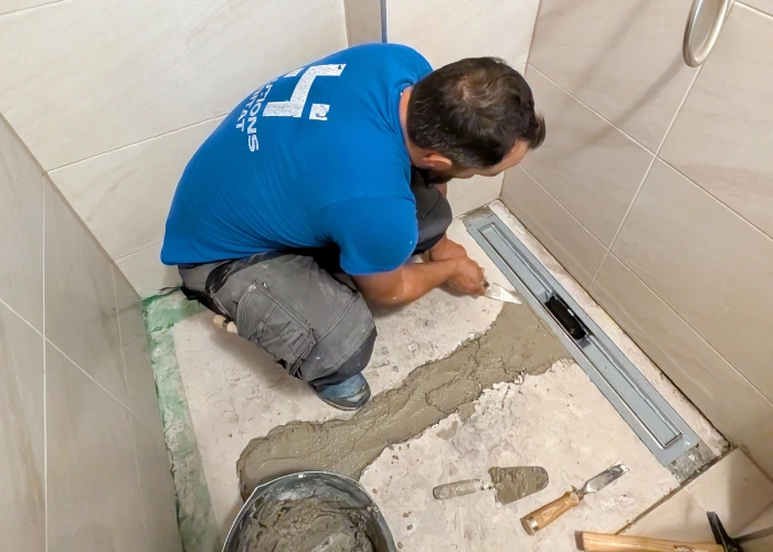 Travaux de remise en état après une fuite d'eau dans une salle de bains au Luxembourg