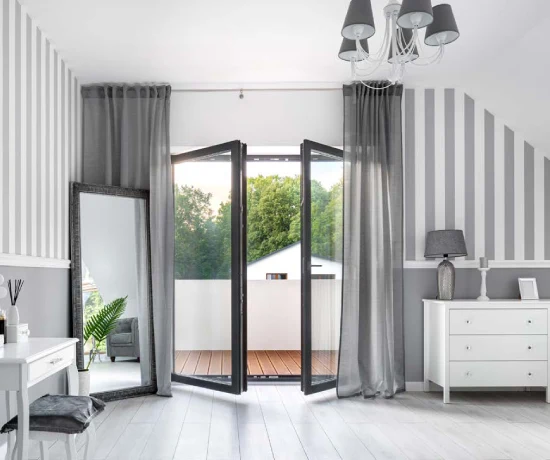 Menuiserie intérieure et volets ouverts dans une chambre lumineuse