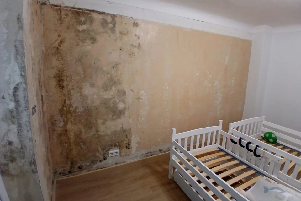 Mur d'une chambre d'enfant gorgé d'eau après une infiltration