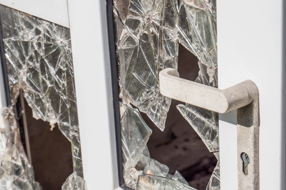 Intervention d'un professionnel après un acte de vandalisme dans une habitation au Luxembourg pour constater les dommages.