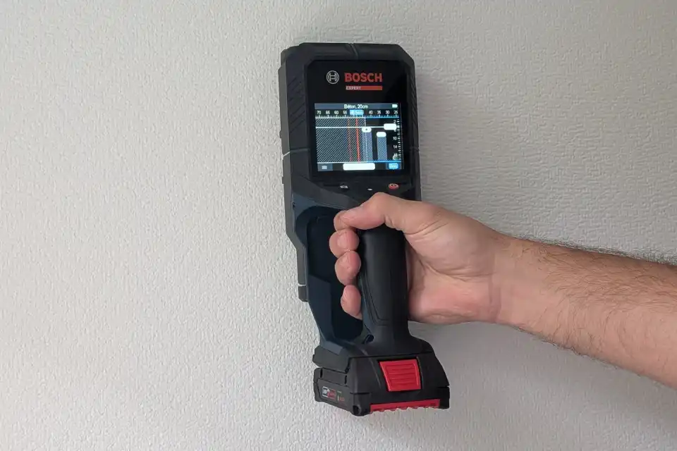 Détecteur Bosch D-tect 200 pour repérer les canalisations, câbles et anomalies dans les murs et sols