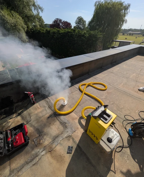 Test d'étanchéité d'une terrasse avec machine spécialisée à Foetz Luxembourg