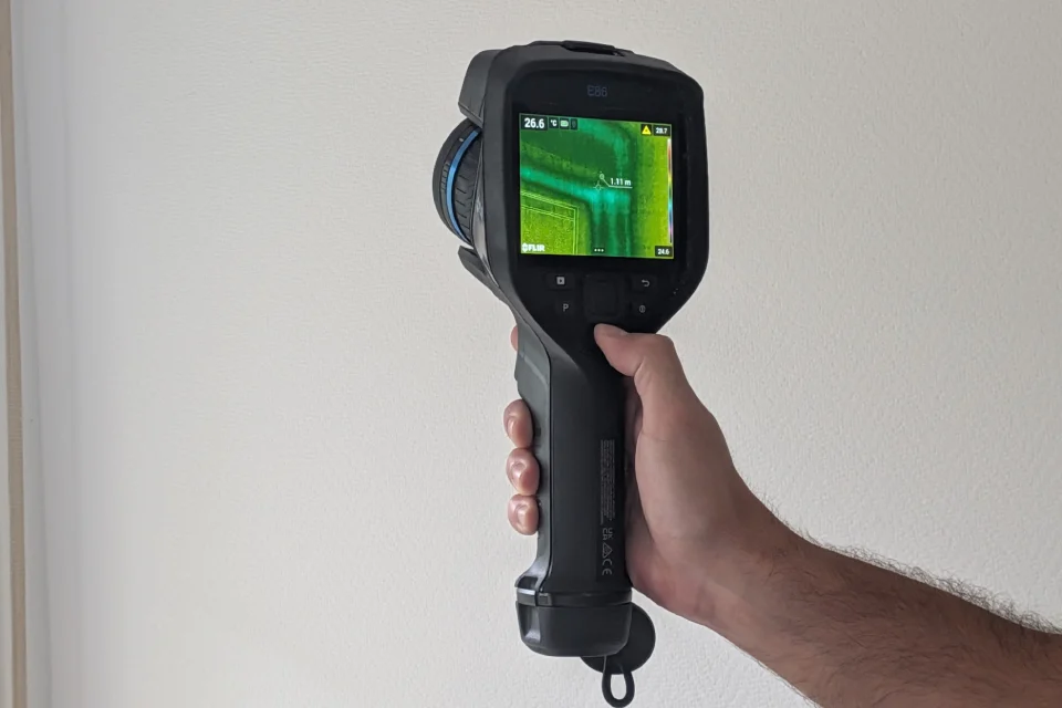 Caméra thermique FLIR E86 pour la détection de fuites et d'infiltrations sans destruction